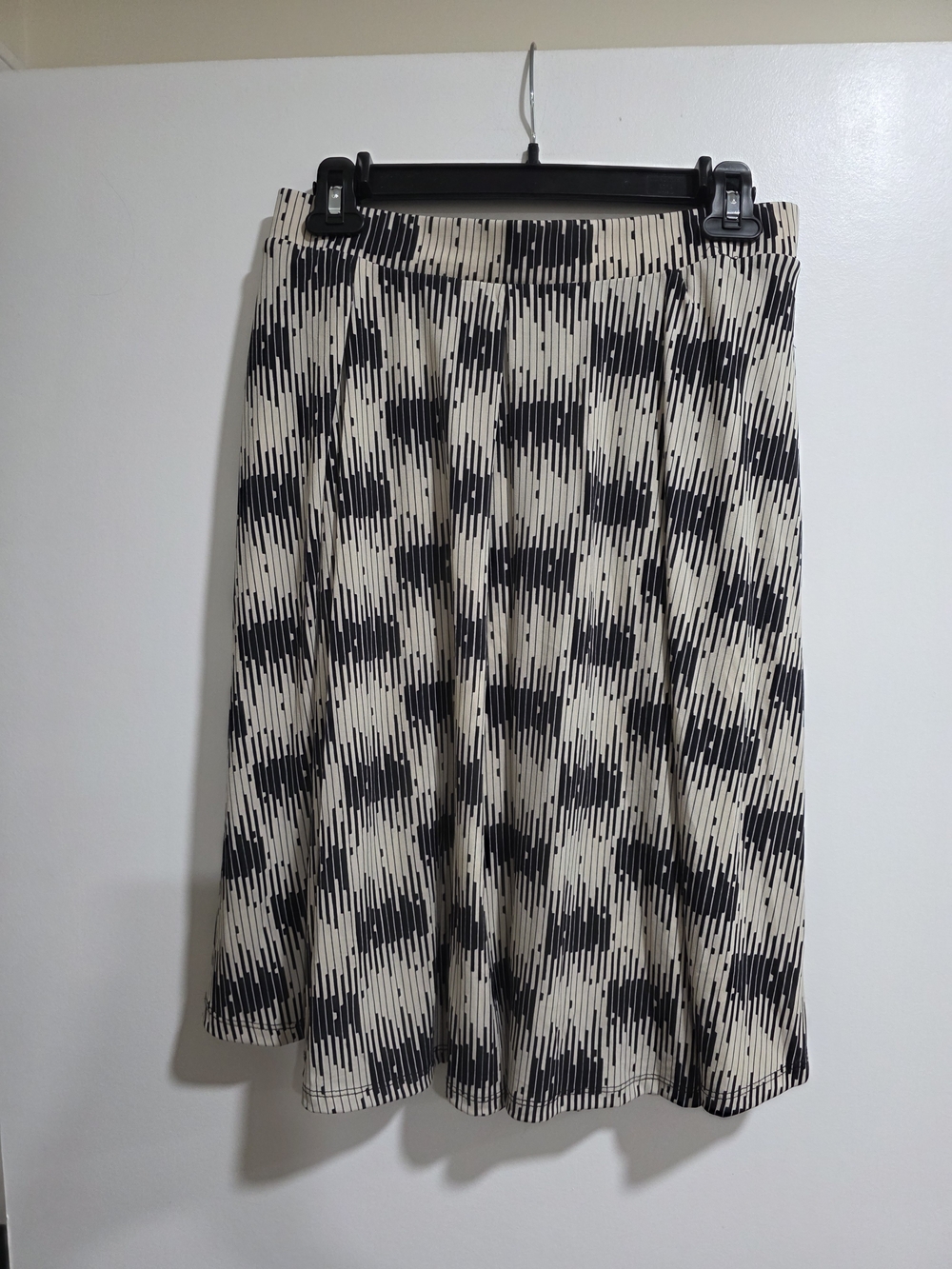 LuLaRoe Black Cream Geometric A-Line Midi Skirt Size Large